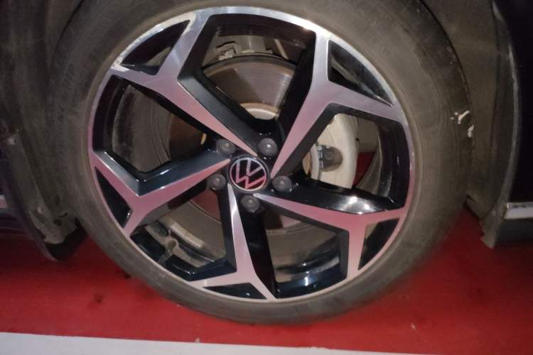 Used Volkswagen Magotan 2023 2 Million Units Limited Edition 330TSI DSG Leading Version Right Front Wheel Hub
