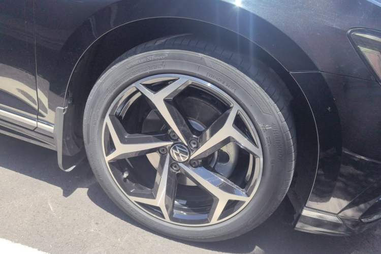 Used Volkswagen Magotan 2023 2 Million Units Commemorative Edition 330TSI DSG Luxury Version Right Front Wheel Hub