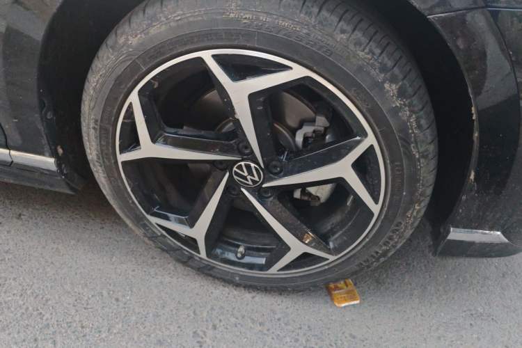 Used Volkswagen Magotan 2023 2 Million Units Commemorative Edition 330TSI DSG Luxury Version Right Front Wheel Hub