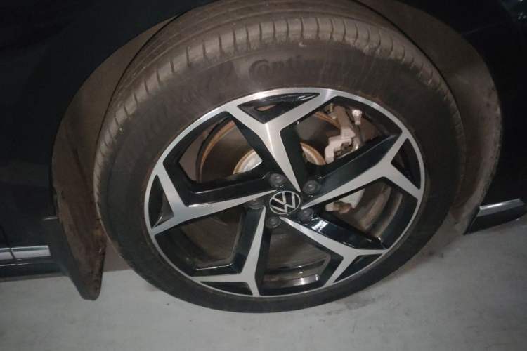 Used Volkswagen Magotan 2023 2 Million Units Commemorative Edition 330TSI DSG Luxury Version Right Front Wheel Hub