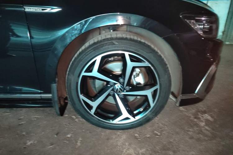 Used Volkswagen Magotan 2023 2 Million Units Commemorative Edition 330TSI DSG Luxury Version Right Front Wheel Hub