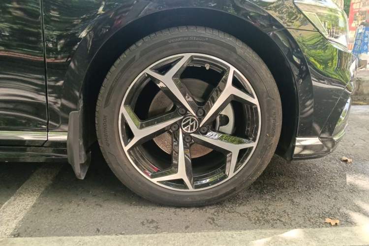 Used Volkswagen Magotan 2023 2 Million Units Commemorative Edition 330TSI DSG Luxury Version Right Front Wheel Hub