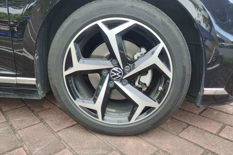 Used Volkswagen Magotan 2023 2 Million Units Commemorative Edition 330TSI DSG Luxury Version Right Front Wheel Hub