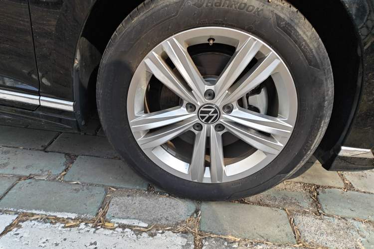 Used Volkswagen Magotan 2023 2 Million Units Limited-Edition 280TSI DSG Comfort Version Right Front Wheel Hub