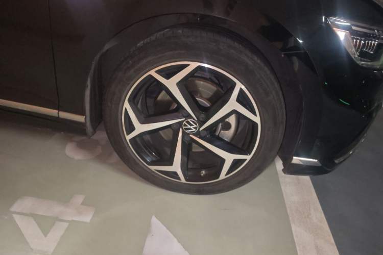 Used Volkswagen Magotan 2023 2 Million Units Limited Edition 330TSI DSG Leading Version Right Front Wheel Hub