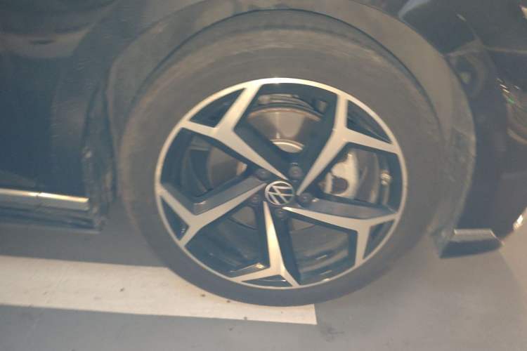 Used Volkswagen Magotan 2023 2 Million Units Commemorative Edition 330TSI DSG Luxury Version Right Front Wheel Hub
