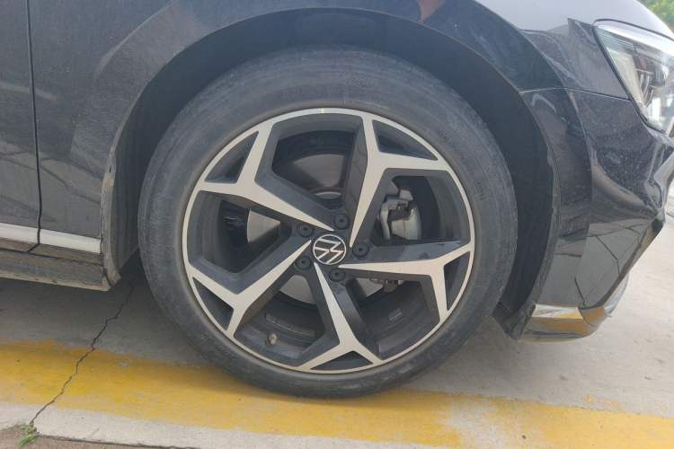 Used Volkswagen Magotan 2023 2 Million Units Limited Edition 330TSI DSG Leading Version Right Front Wheel Hub