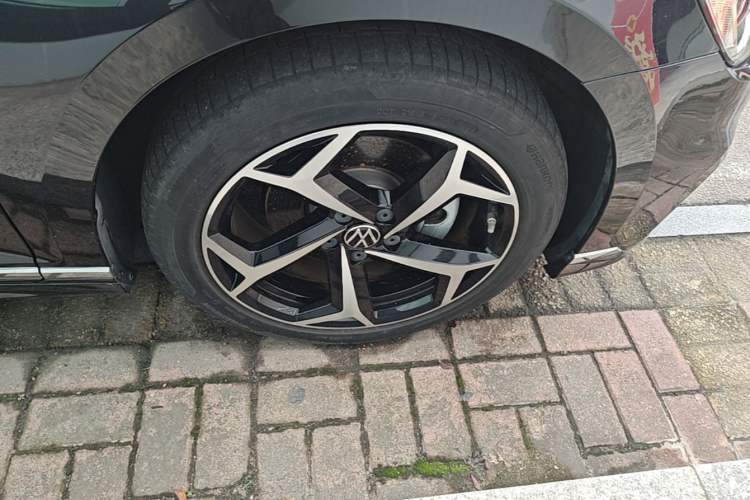 Used Volkswagen Magotan 2023 2 Million Units Commemorative Edition 330TSI DSG Luxury Version Right Front Wheel Hub