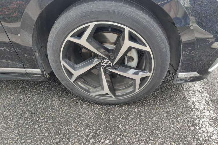 Used Volkswagen Magotan 2023 2 Million Units Limited Edition 330TSI DSG Leading Version Right Front Wheel Hub