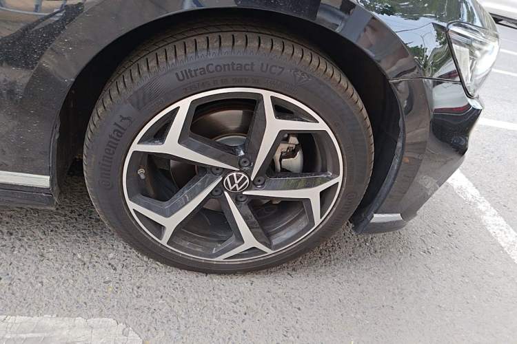 Used Volkswagen Magotan 2023 2 Million Units Commemorative Edition 330TSI DSG Luxury Version Right Front Wheel Hub