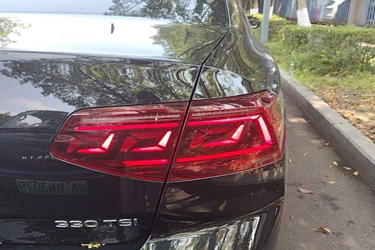 Used Volkswagen Magotan 2023 2 Million Units Commemorative Edition 330TSI DSG Luxury Version Right Rear Taillight