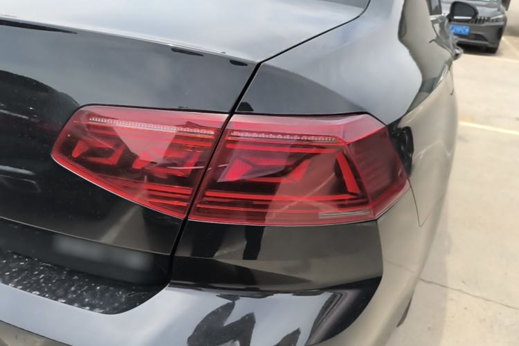 Used Volkswagen Magotan 2023 2 Million Units Commemorative Edition 330TSI DSG Luxury Version Right Rear Taillight