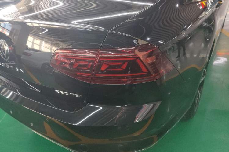Used Volkswagen Magotan 2023 2 Million Units Commemorative Edition 330TSI DSG Luxury Version Right Rear Taillight