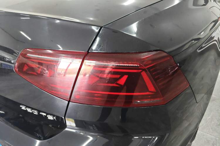 Used Volkswagen Magotan 2023 2 Million Units Limited Edition 280TSI DSG Leading Version Right Rear Taillight