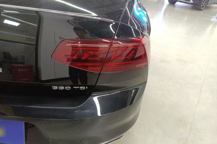 Used Volkswagen Magotan 2023 2 Million Units Commemorative Edition 330TSI DSG Luxury Version Right Rear Taillight