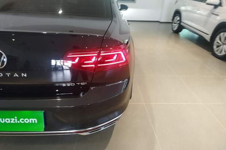 Used Volkswagen Magotan 2023 2 Million Units Commemorative Edition 330TSI DSG Luxury Version Right Rear Taillight