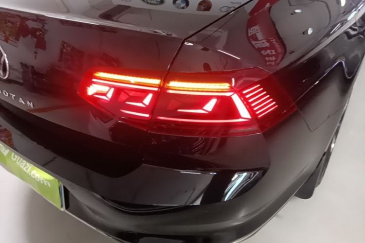 Used Volkswagen Magotan 2023 2 Million Units Limited Edition 330TSI DSG Leading Version Right Rear Taillight