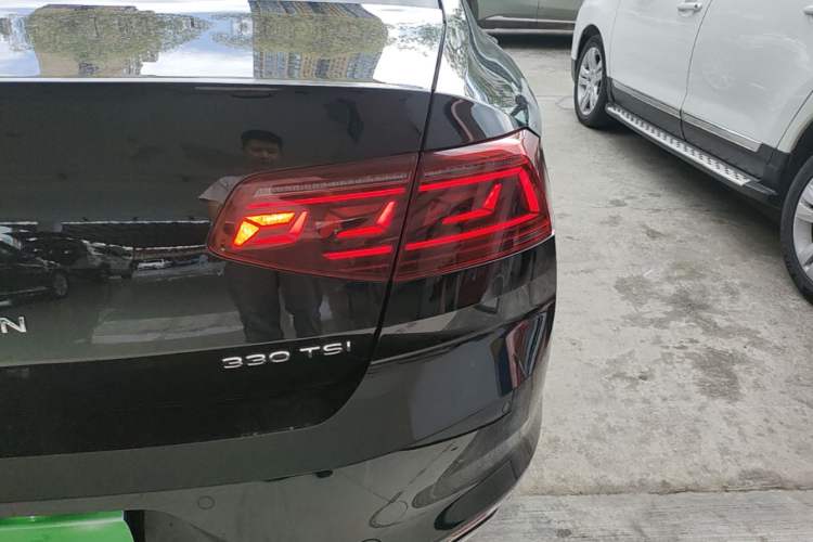 Used Volkswagen Magotan 2023 2 Million Units Limited Edition 330TSI DSG Leading Version Right Rear Taillight