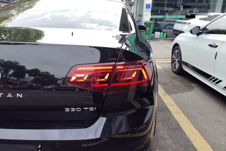 Used Volkswagen Magotan 2023 2 Million Units Limited Edition 330TSI DSG Leading Version Right Rear Taillight