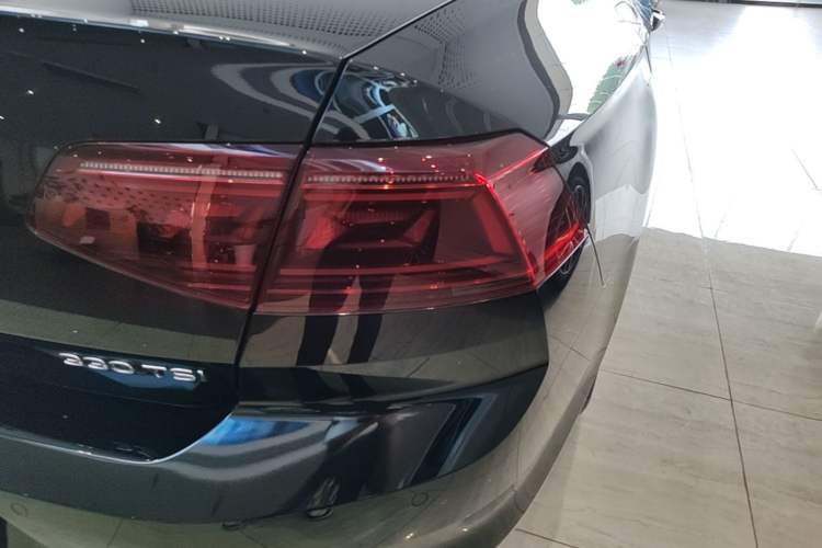 Used Volkswagen Magotan 2023 2 Million Units Commemorative Edition 330TSI DSG Luxury Version Right Rear Taillight
