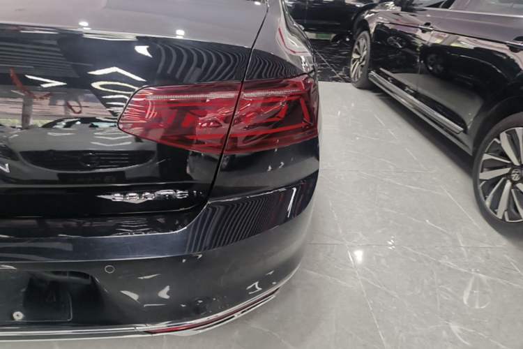 Used Volkswagen Magotan 2023 2 Million Units Limited-Edition 280TSI DSG Comfort Version Right Rear Taillight