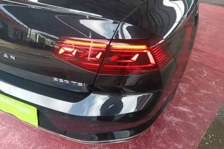 Used Volkswagen Magotan 2023 2 Million Units Commemorative Edition 330TSI DSG Luxury Version Right Rear Taillight