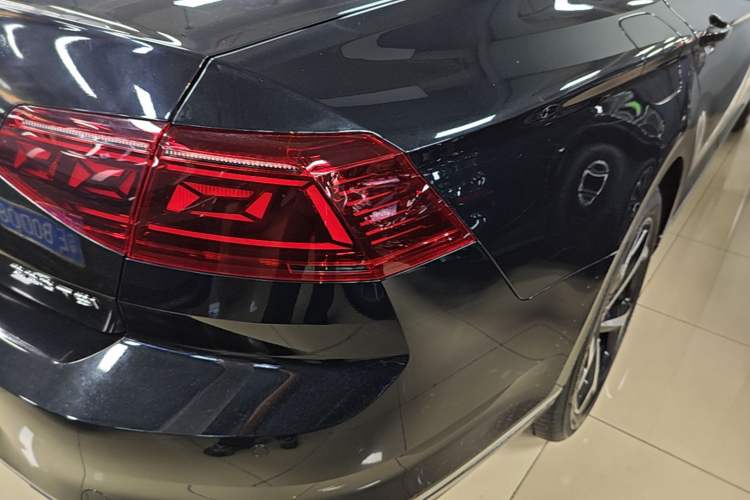 Used Volkswagen Magotan 2023 2 Million Units Limited Edition 330TSI DSG Leading Version Right Rear Taillight