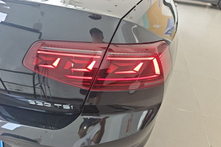 Used Volkswagen Magotan 2023 2 Million Units Commemorative Edition 330TSI DSG Luxury Version Right Rear Taillight