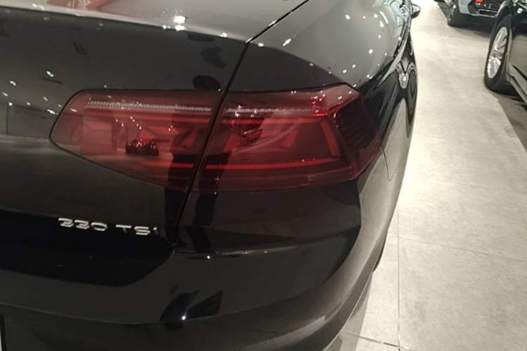 Used Volkswagen Magotan 2023 2 Million Units Commemorative Edition 330TSI DSG Luxury Version Right Rear Taillight