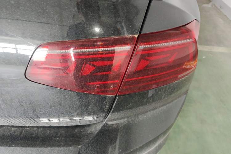Used Volkswagen Magotan 2023 2 Million Units Commemorative Edition 330TSI DSG Luxury Version Right Rear Taillight