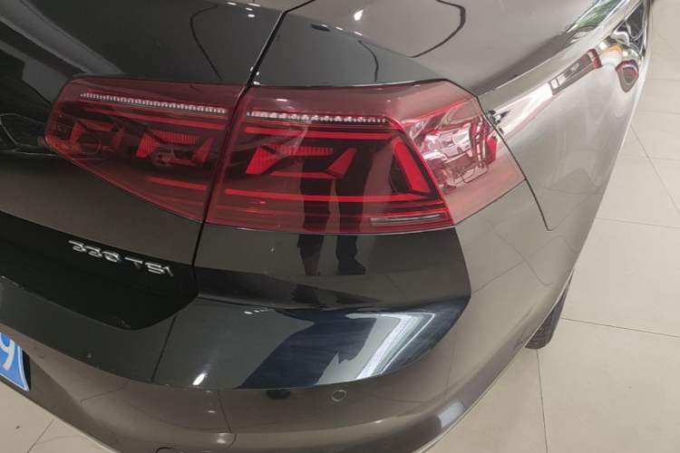 Used Volkswagen Magotan 2023 2 Million Units Commemorative Edition 330TSI DSG Luxury Version Right Rear Taillight