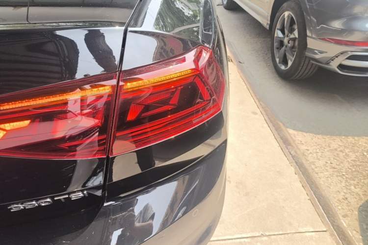 Used Volkswagen Magotan 2023 2 Million Units Commemorative Edition 330TSI DSG Luxury Version Right Rear Taillight