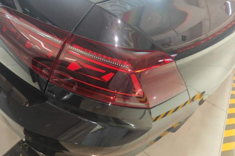 Used Volkswagen Magotan 2023 2 Million Units Commemorative Edition 330TSI DSG Luxury Version Right Rear Taillight