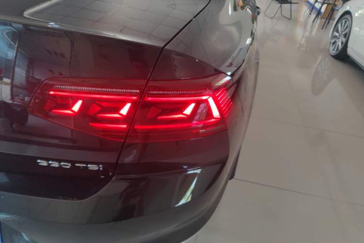 Used Volkswagen Magotan 2023 2 Million Units Commemorative Edition 330TSI DSG Luxury Version Right Rear Taillight
