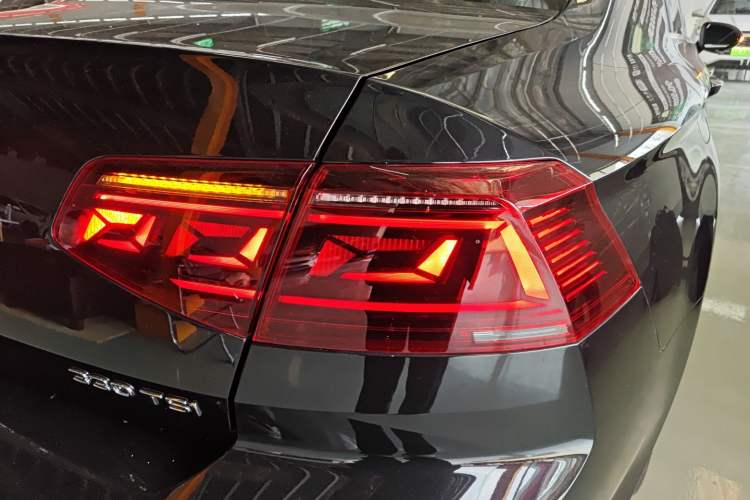 Used Volkswagen Magotan 2023 2 Million Units Limited Edition 330TSI DSG Leading Version Right Rear Taillight