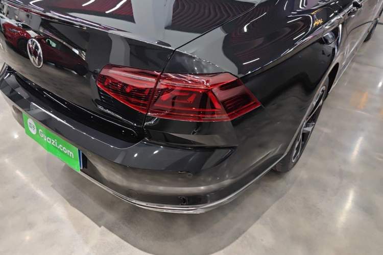 Used Volkswagen Magotan 2023 2 Million Units Limited Edition 330TSI DSG Leading Version Right Rear Taillight