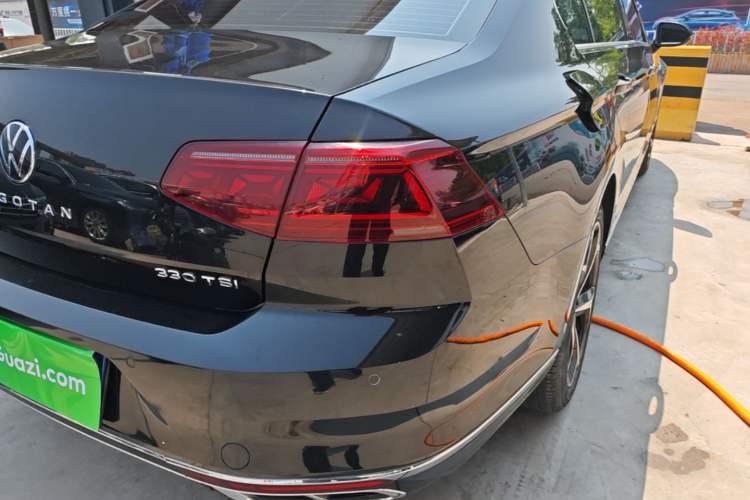 Used Volkswagen Magotan 2023 2 Million Units Commemorative Edition 330TSI DSG Luxury Version Right Rear Taillight