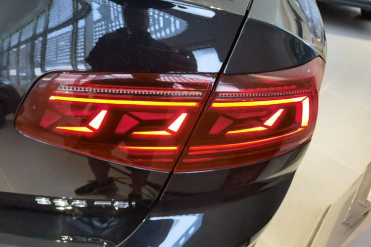 Used Volkswagen Magotan 2023 2 Million Units Commemorative Edition 330TSI DSG Luxury Version Right Rear Taillight