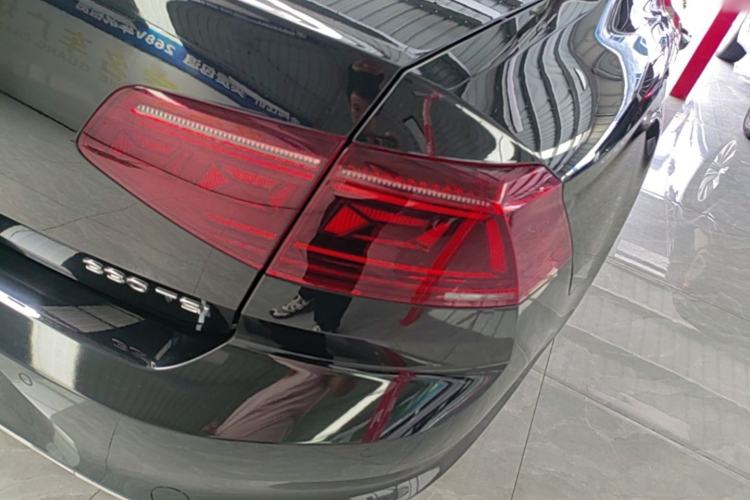 Used Volkswagen Magotan 2023 2 Million Units Commemorative Edition 330TSI DSG Luxury Version Right Rear Taillight