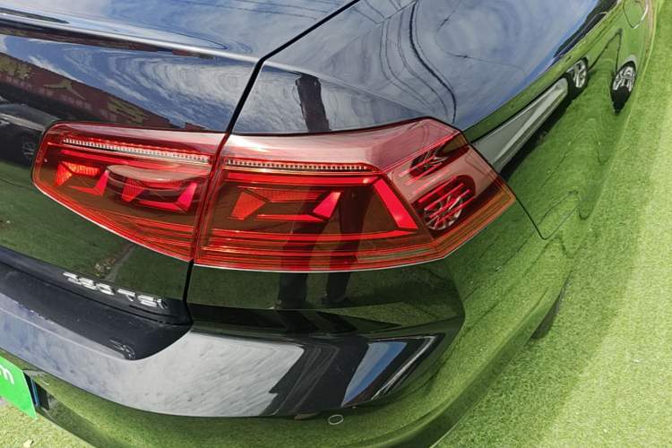Used Volkswagen Magotan 2023 2 Million Units Limited Edition 280TSI DSG Leading Version Right Rear Taillight