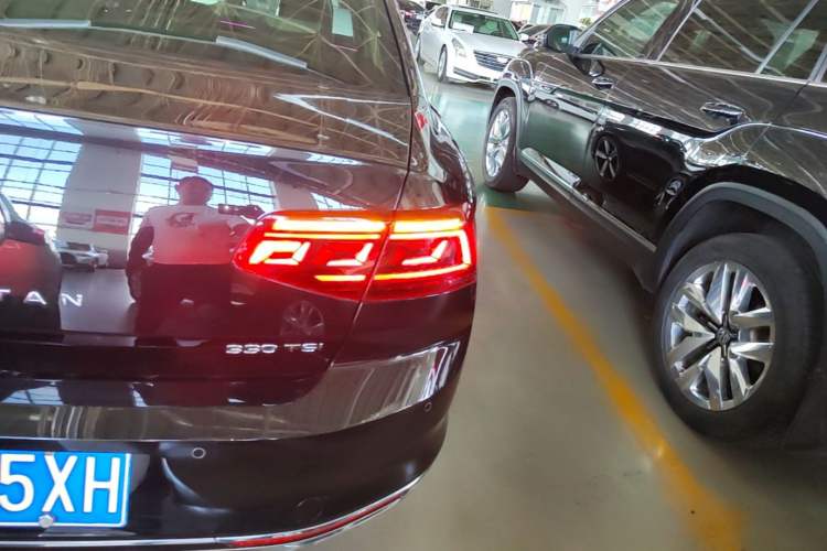 Used Volkswagen Magotan 2023 2 Million Units Limited Edition 280TSI DSG Leading Version Right Rear Taillight