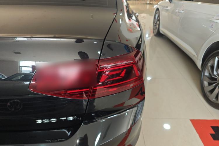 Used Volkswagen Magotan 2023 2 Million Units Limited Edition 330TSI DSG Leading Version Right Rear Taillight