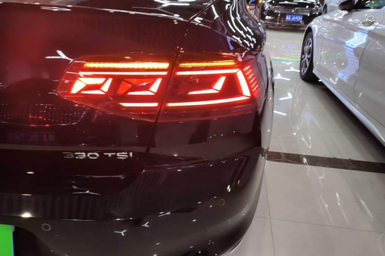 Used Volkswagen Magotan 2023 2 Million Units Limited Edition 330TSI DSG Leading Version Right Rear Taillight