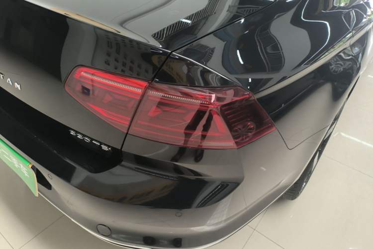 Used Volkswagen Magotan 2023 2 Million Units Commemorative Edition 330TSI DSG Luxury Version Right Rear Taillight