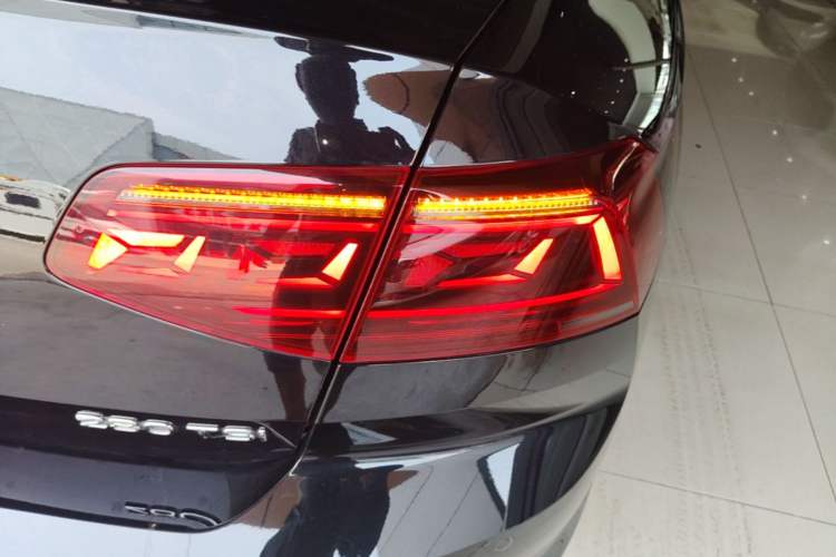 Used Volkswagen Magotan 2023 2 Million Units Limited-Edition 280TSI DSG Comfort Version Right Rear Taillight