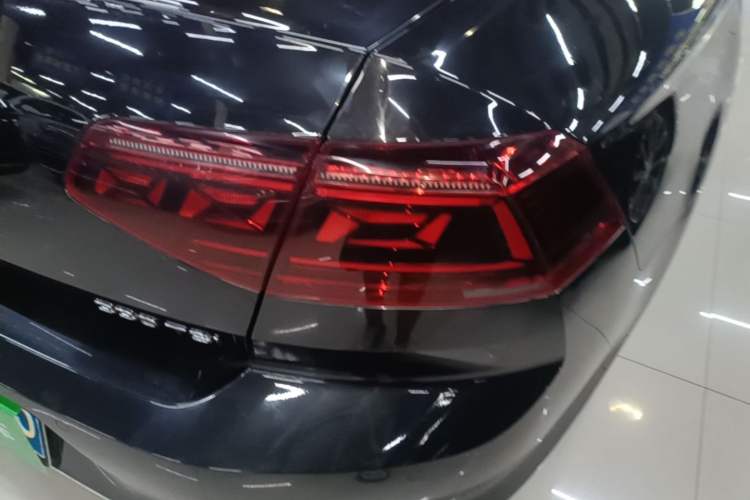 Used Volkswagen Magotan 2023 2 Million Units Limited Edition 330TSI DSG Leading Version Right Rear Taillight