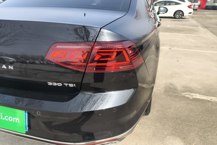 Used Volkswagen Magotan 2023 2 Million Units Limited Edition 330TSI DSG Leading Version Right Rear Taillight