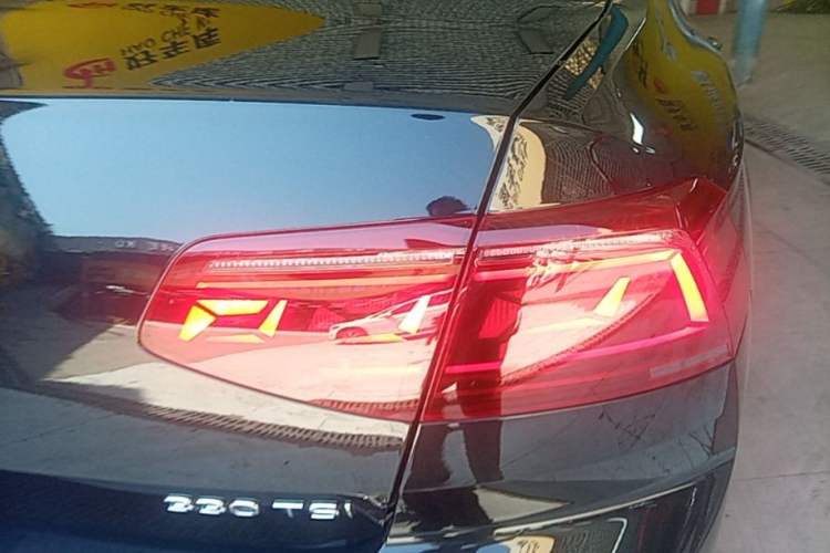 Used Volkswagen Magotan 2023 2 Million Units Commemorative Edition 330TSI DSG Luxury Version Right Rear Taillight