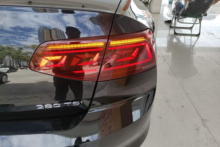 Used Volkswagen Magotan 2023 2 Million Units Limited-Edition 280TSI DSG Comfort Version Right Rear Taillight