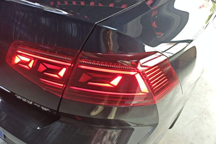 Used Volkswagen Magotan 2023 2 Million Units Commemorative Edition 330TSI DSG Luxury Version Right Rear Taillight